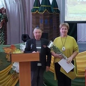 Председатель Совета ветеранов Н. И. Кузнецов обратился со словами приветствия и поздравления к ветеранам