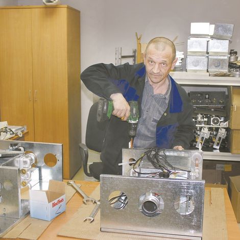 В.А. Зеленкин производит сборку газовых котлов.